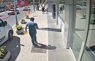 Tramvayın otobüse çarpma anı kamerada