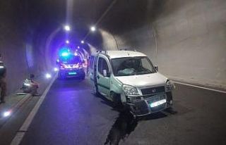 Tünel duvarına çarpan araç sürücüsü yaralandı