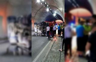 Tünelde kamyon devrildi, metrelerce araç kuyruğu...