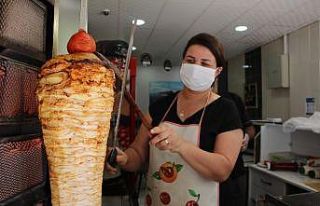 Türkmen gelin, Elazığ’da döner kesip köfte...