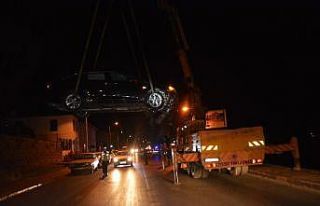 “U” dönüşü yaparken denize uçtu