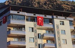 Uludere Türk bayrakları ile donatıldı