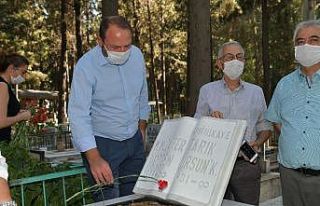 Usta edebiyatçı Tarık Dursun K. kabri başında...