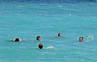 Uyarılar işe yaradı, denizde bile sosyal mesafeli...