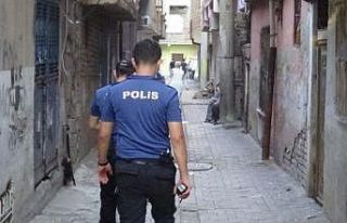 Uyuşturucu bağımlısı genç tabancayı temizlerken...