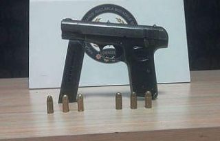 Üzerinden silah çıkan dolandırıcı tutuklandı