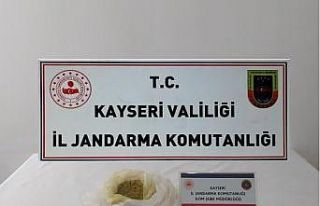 Üzerinden toz esrar çıkan şahıs gözaltına alındı