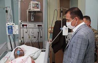 Vali Akbıyık, hastanede tedavi gören yaralı vatandaşı...