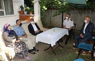 Vali Atay bayramda şehit ailelerini yalnız bırakmadı