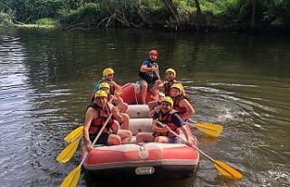 Vali Atay çocuklarıyla birlikte rafting yaptı