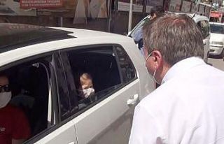 Vali Aydoğdu maske takan çocuğu ve ailesini tebrik...