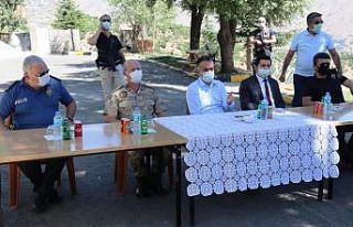 Vali Çağatay, deprem bölgesindeki muhtarlarla bir...