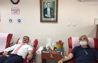 Vali Hasan Şıldak Kızılay’a kan verdi
