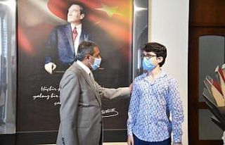 Vali Şıldak ilk 500’e giren öğrencileri kutladı