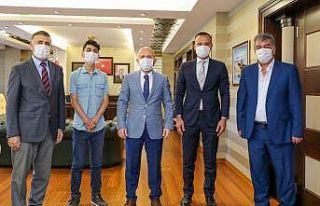 Vali Varol, Yazılım Şampiyonu Atılmış’ı makamında...