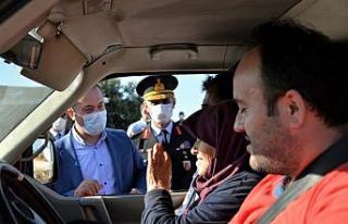 Vali, vatandaşların bayramını kutladı, çocuklara...