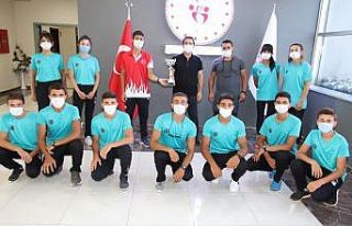 Vanlı sporculardan 2 madalya ve 1 kupa