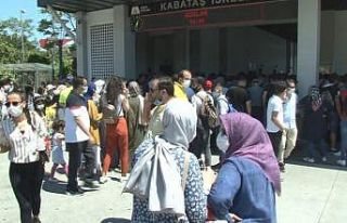 Vapur iskelelerinde Adalar yoğunluğu