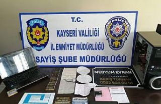 Vatandaşı dolandıran medyumun cin çıkarma görüntüleri...