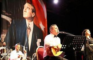 Vatandaşlar, evlerinde Zafer Bayramı’nı konser...