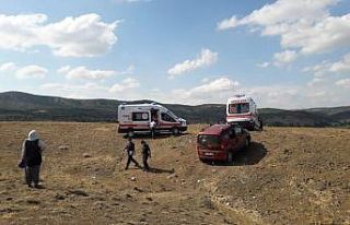 Virajı alamayan araç yol dışına savruldu: 3 yaralı