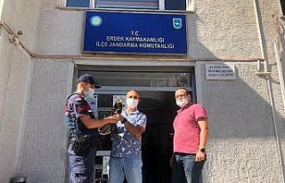 Yaralı kuşa jandarma şefkati