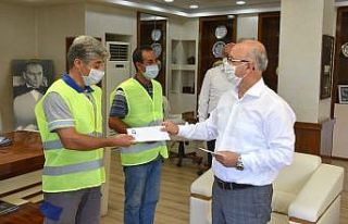 Yavru kedileri kurtaran temizlik işçileri ödüllendirildi