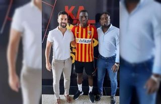 Yaw Ackah  formayı giydi