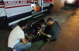 Yayaya çarpmamak için manevra yapan motosiklet devrildi:...