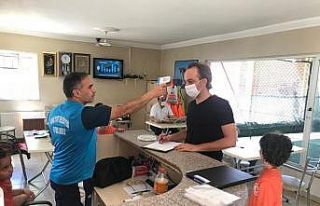 Yeşilyurt Belediyesi futbol okulunda Covid-19 önlemli...
