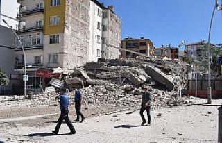 Yıkımı yapılan 6 katlı bina çöktü yan bina...