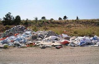 Yol kenarını çöplüğe çevirdiler