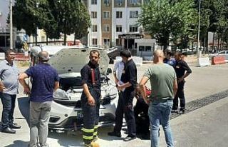 Yol ortasında alev alan aracı polisler söndürdü