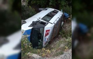 Yolcu minibüsü devrildi: 6 yaralı
