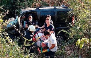 Yoldan çıkan araç dereye uçtu: 1 ölü, 2 yaralı