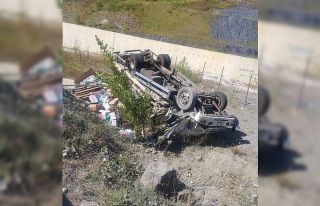 Yoldan çıkan kamyonet şarampole yuvarlandı: 1...