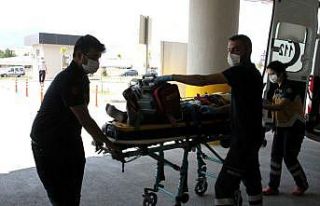 Yük treni hemzemin geçitte otomobile çarptı: 1...