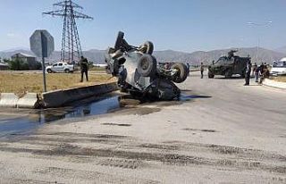 Yüksekova’da kaza yapan zırhlı polis aracı yan...