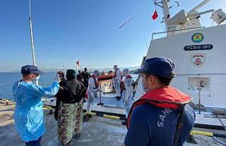 Yunanistan tarafından itilen lastik bot içerisindeki...