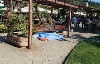 Yüzlerce kişinin önünde mermi yağdırdı
