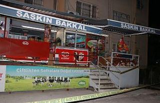 Yüzü maskeli iki soyguncu önce iş yeri sahibini...