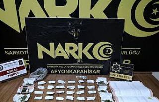 Zehir taciri polisi görünce karısını bırakıp...