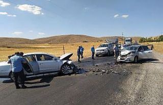 2 otomobil kafa kafaya çarpıştı: 4 yaralı