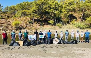 4 saatte 850 kilogram çöp topladılar