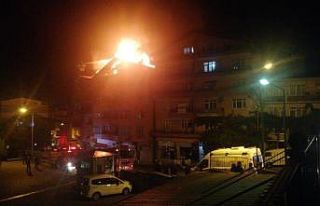 5 katlı binanın çatı katı yandı: 2 kişi dumandan...