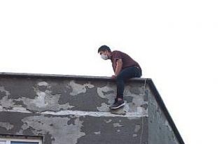 5 katlı binanın çatısına çıkarak intihara kalkıştı