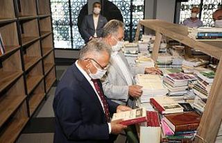 7/24 Kütüphanede raflar kitaplarla buluştu
