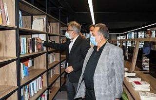 7/24 Kütüphane’ye ilk kitap bağışı Taner Yıldız’dan