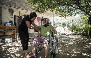 85 yaşındaki Nebiha teyze tekerlekli sandalyesine...