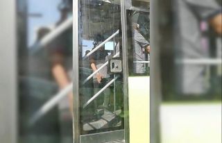 Adana’da belediye otobüsünde ayakta yolculuk kamerada
